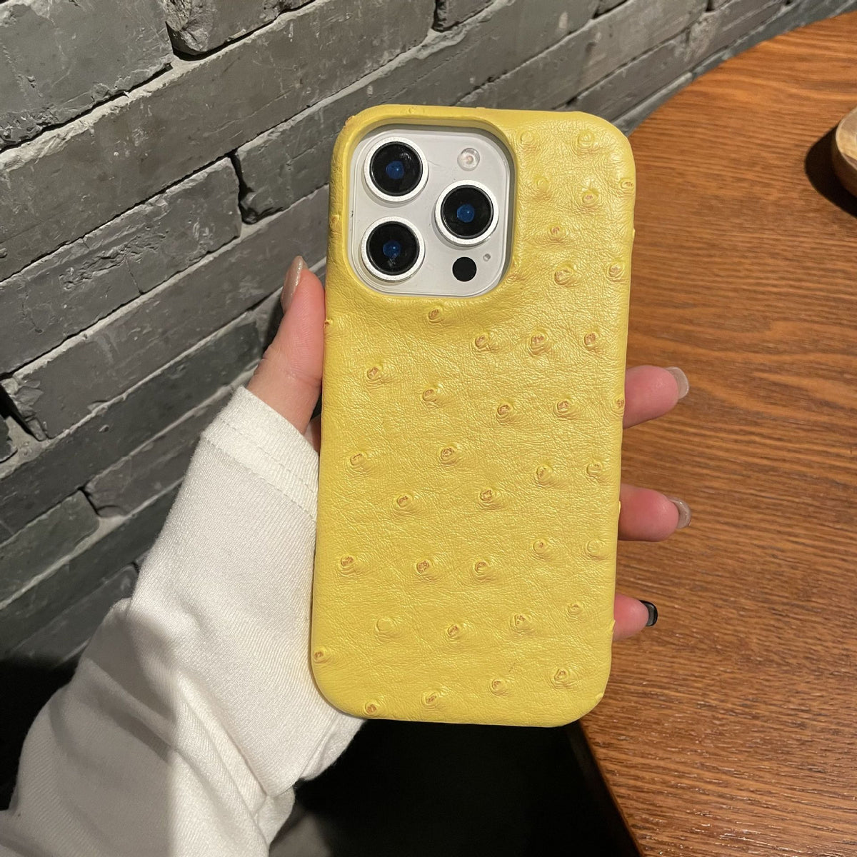 Funda de Piel Sintética con Patrón Avestruz para iPhone 11–16 Pro Max – Media Cobertura, Anticaidas, 8 Colores