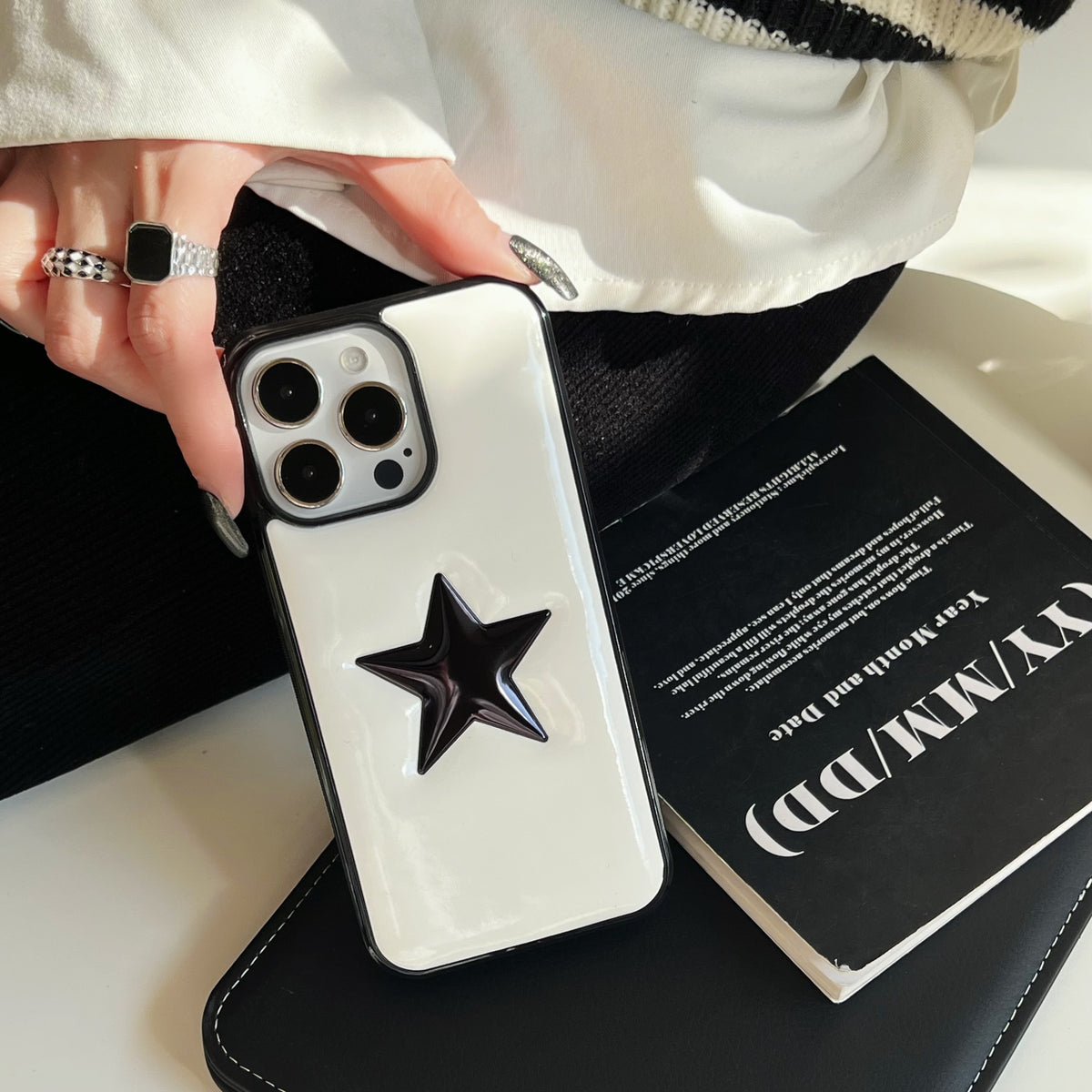 Funda Estrella de 5 Puntas para iPhone 13–17 Pro Max – Cuero Sintético, Protección Total, 3 Colores