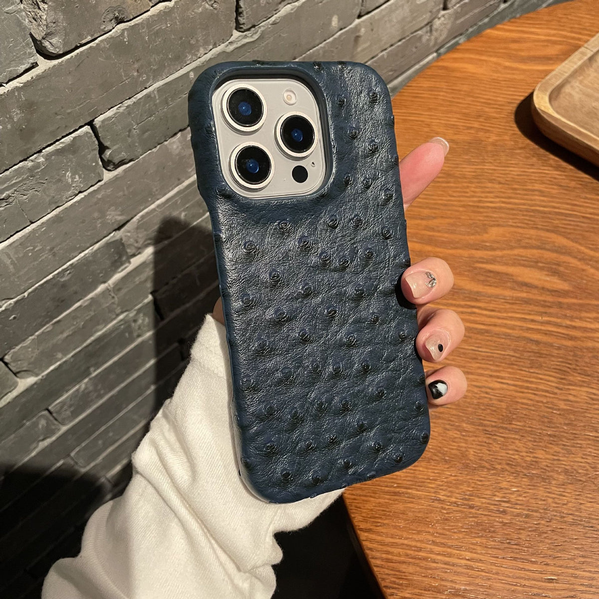 Funda de Piel Sintética con Patrón Avestruz para iPhone 11–16 Pro Max – Media Cobertura, Anticaidas, 8 Colores