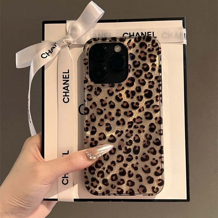 Funda iPhone Estampado Leopardo Café con Plumas – Silicona Mate, Protección Completa, iPhone 12–16