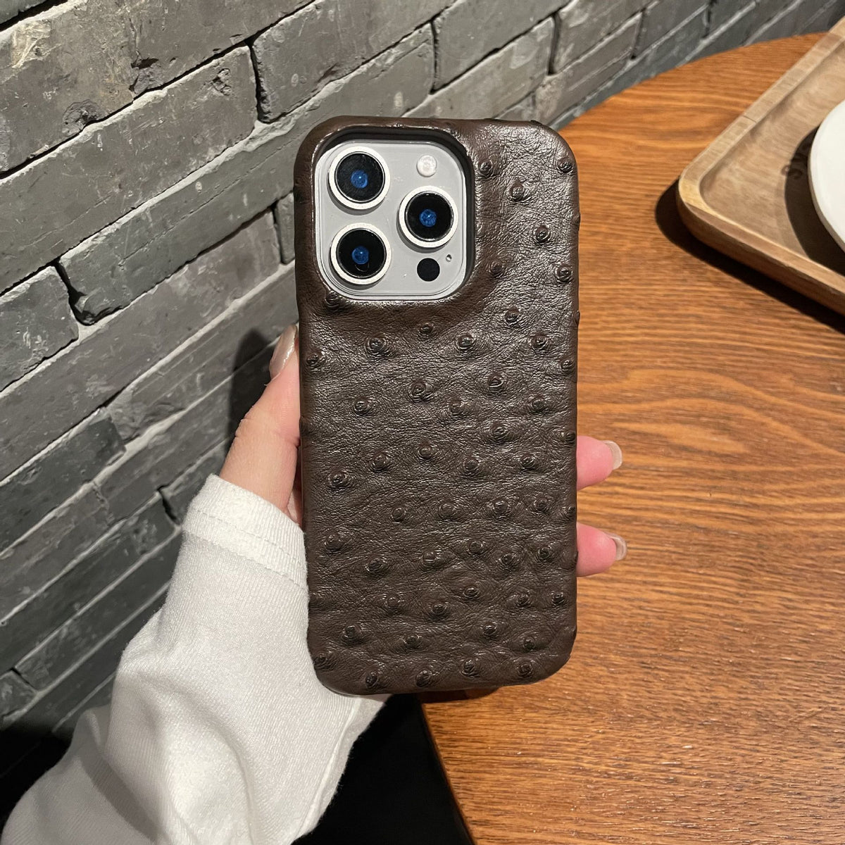 Funda de Piel Sintética con Patrón Avestruz para iPhone 11–16 Pro Max – Media Cobertura, Anticaidas, 8 Colores